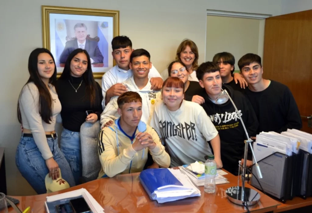 Estudiantes de La Humada presentaron proyecto de energía sostenible a la ministra de Educación
