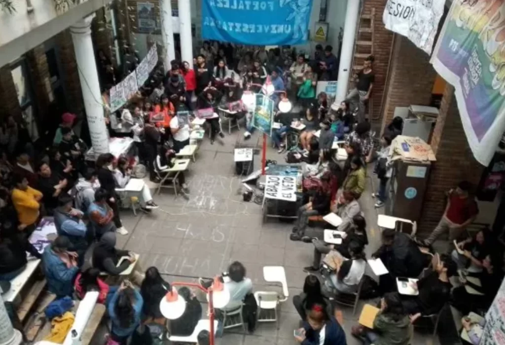 El Frente Sindical de Universidades Convoca a Paro Total Tras el Veto a la Ley de Financiamiento