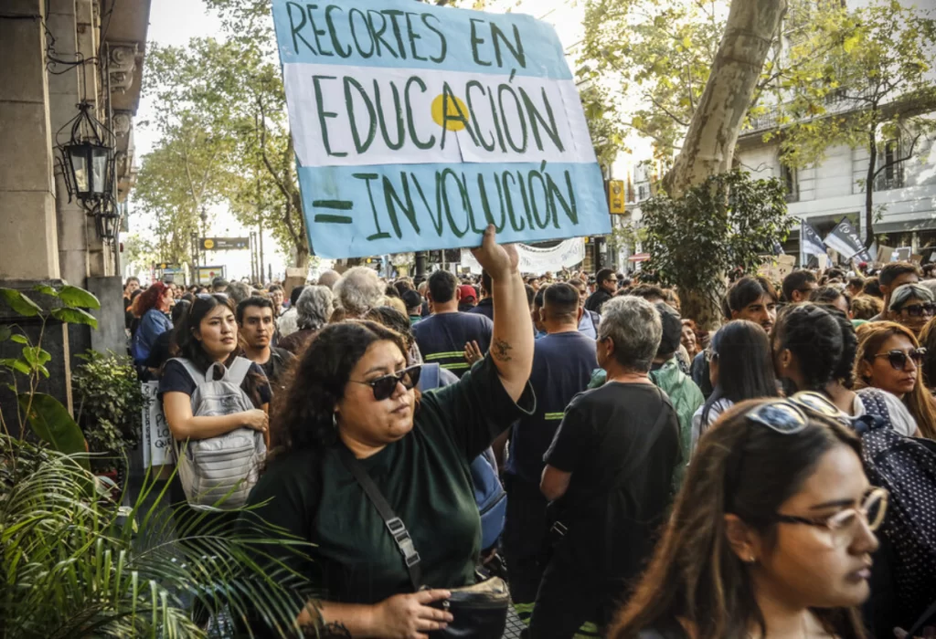 Con Milei el presupuesto educativo cae el 40%