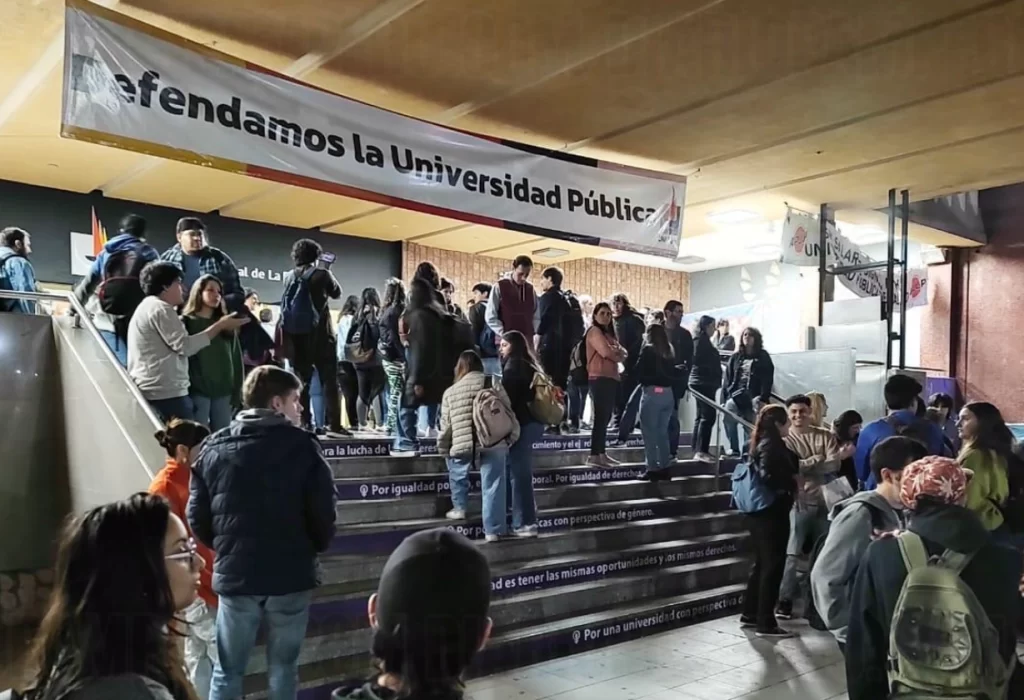 Paro y toma indefinida en la UNLPam en rechazo a políticas de Milei