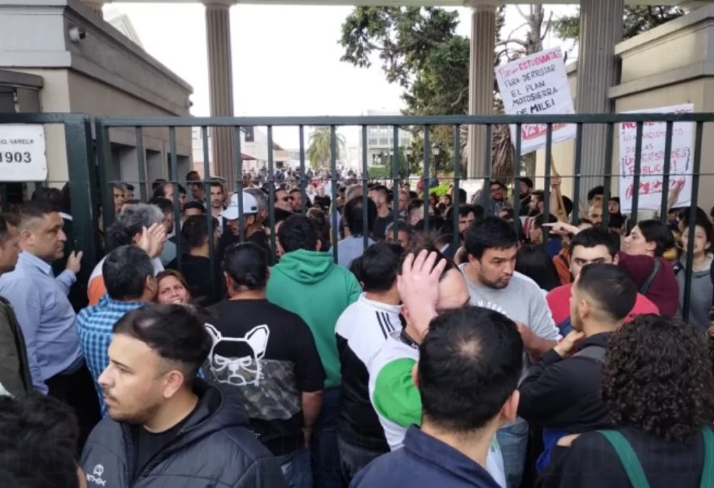 Tensión en la UNLAM: Estudiantes Toman la Universidad tras el Veto a la Ley de Presupuesto