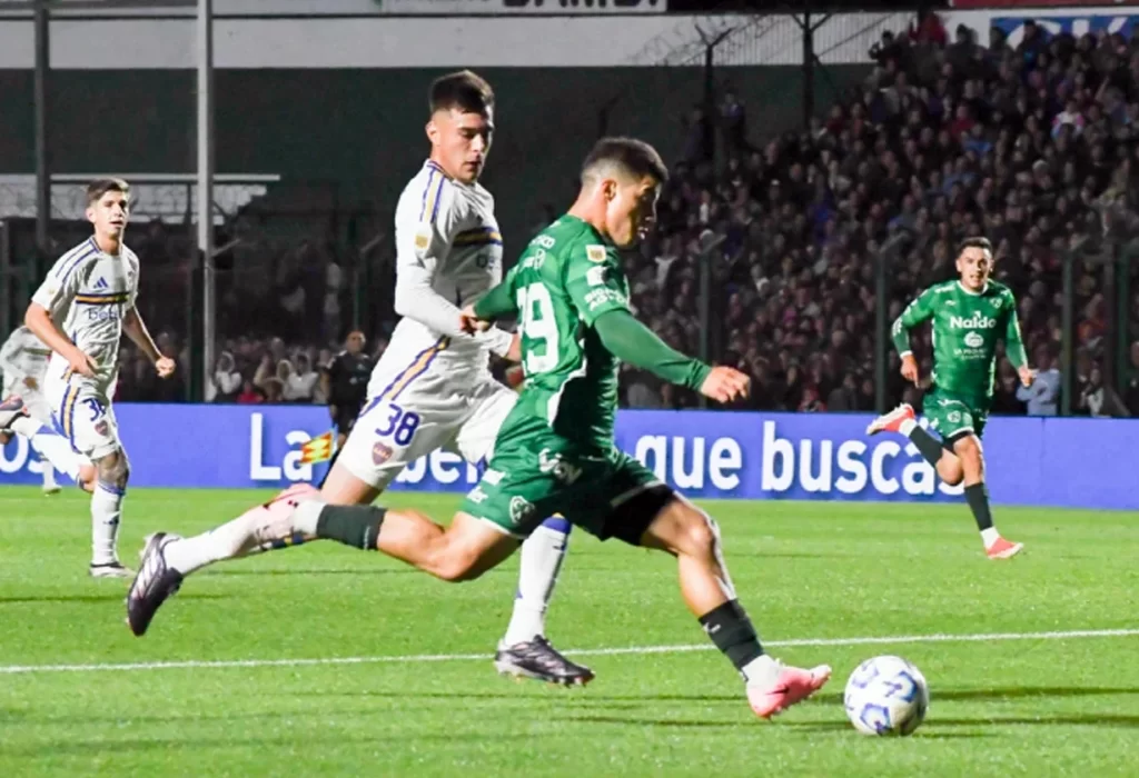 Boca se impuso 2-0 a Sarmiento en Junín y se acerca a la clasificación internacional
