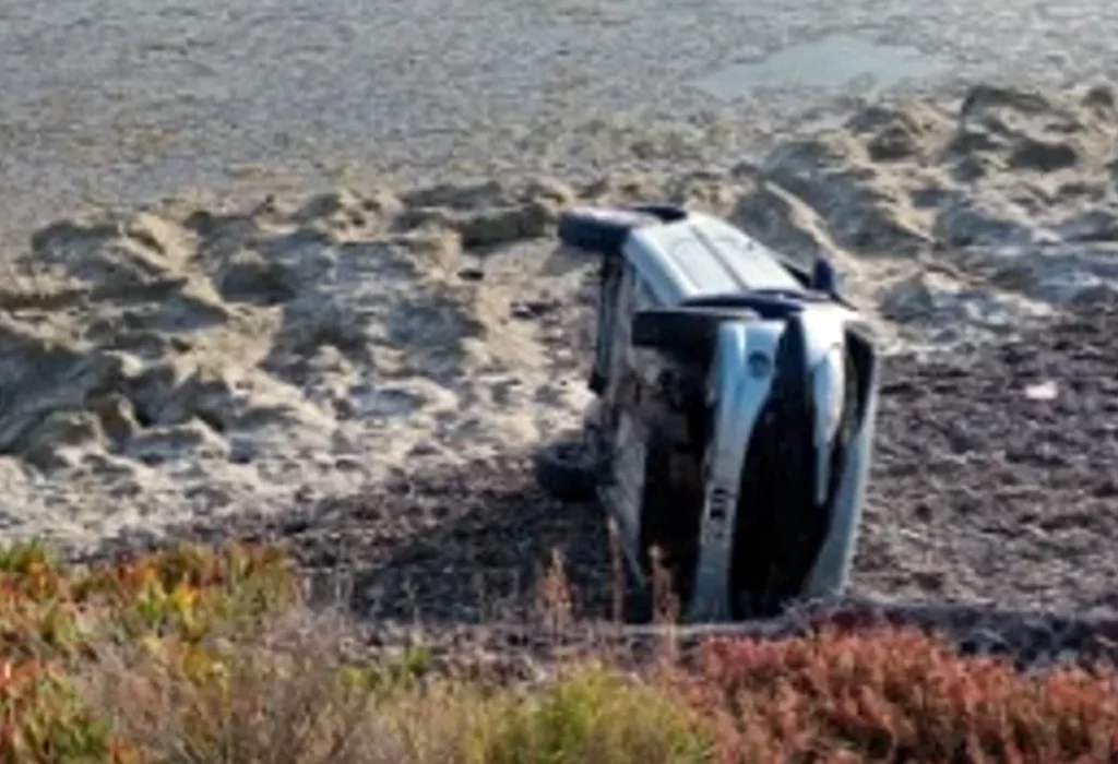 Tres hombres caen con su auto por un barranco en Playa Unión tras conducir en estado de ebriedad