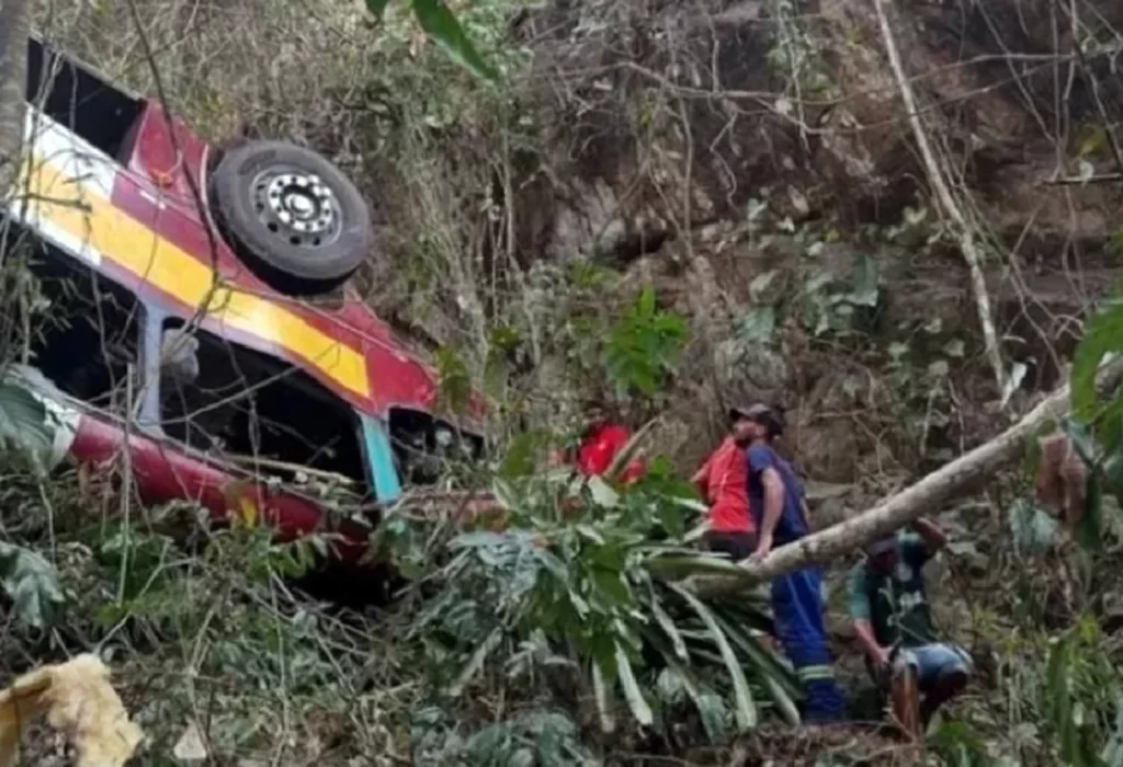 Tragedia en Brasil: 17 muertos al caer un autobús a un precipicio en Alagoas
