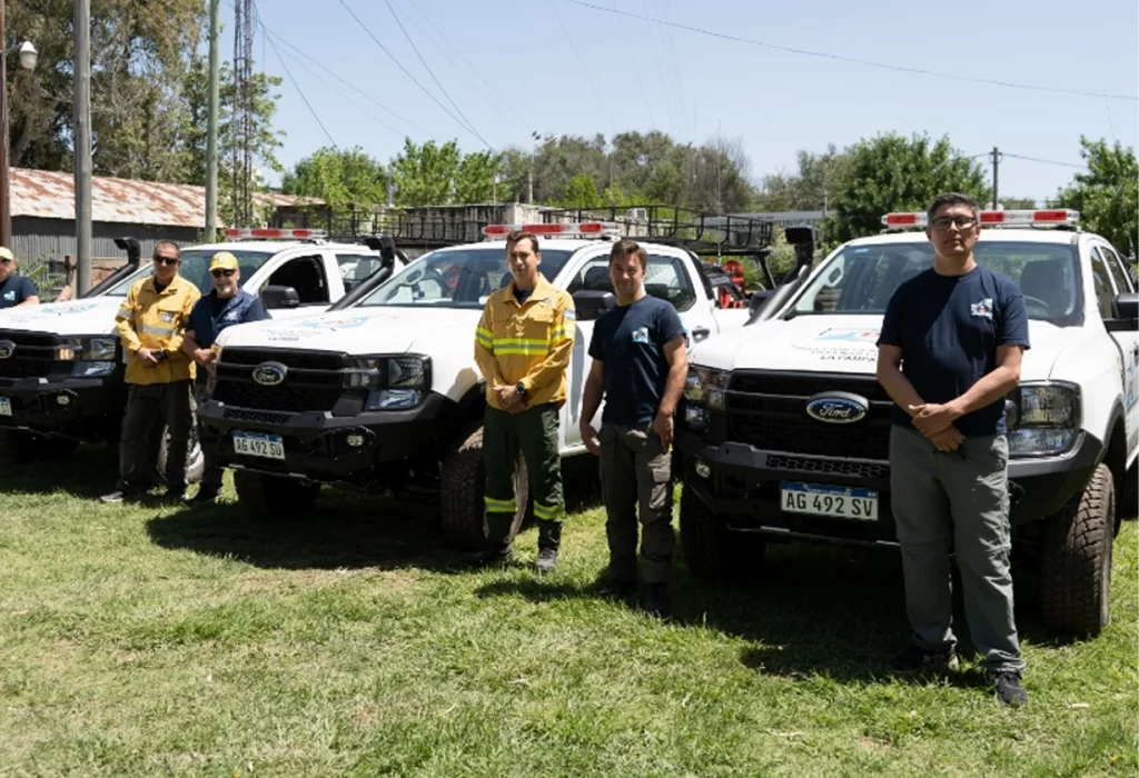 Defensa Civil refuerza su flota con nuevas camionetas para la temporada de incendios