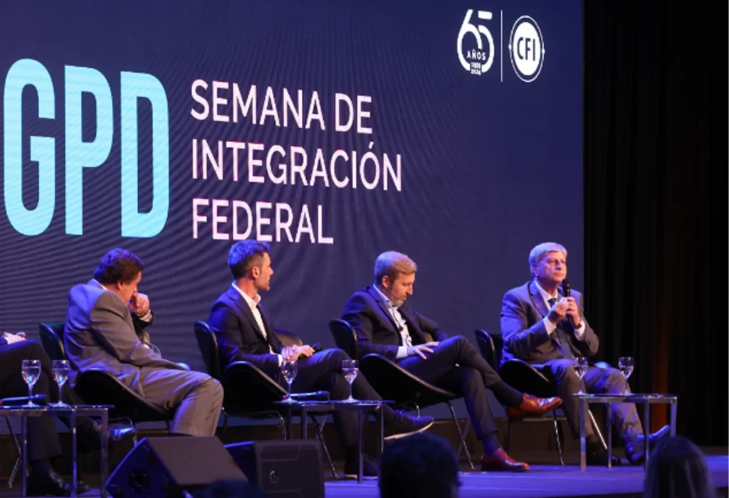 Gobernadores debaten sobre desarrollo federal en el cierre de un programa del CFI