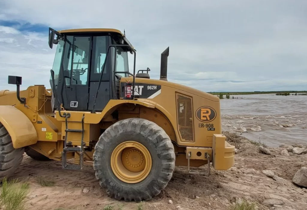 Comenzaron los trabajos de contención de desbordes en el Colorado