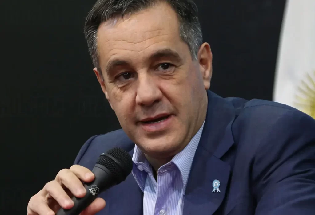 El diputado Alejandro Finocchiaro sufrió un preinfarto y permanece internado