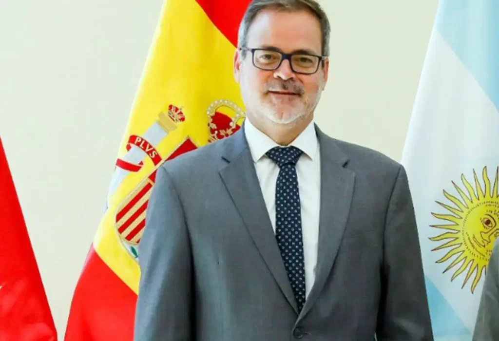 Argentina remueve a su embajador en España