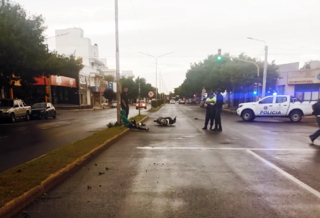 Conductor de moto alcoholizado choca un cantero y muere su acompañante