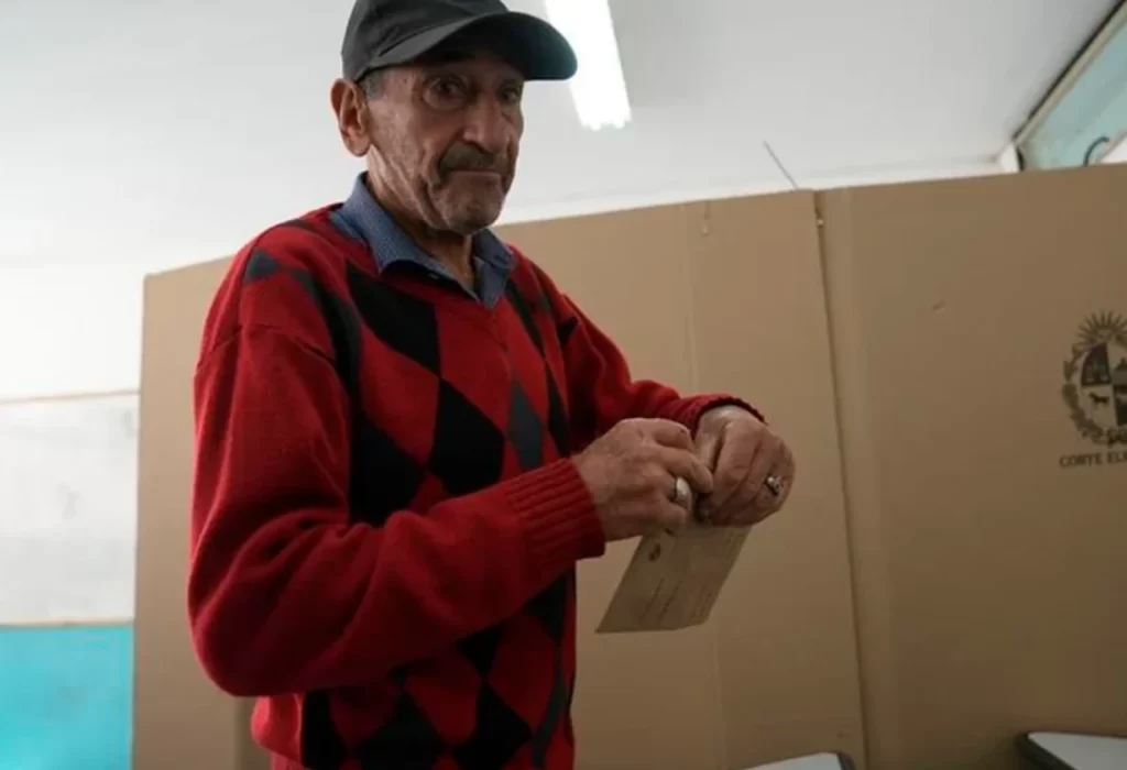 Uruguay elige a su próximo presidente en un balotaje reñido