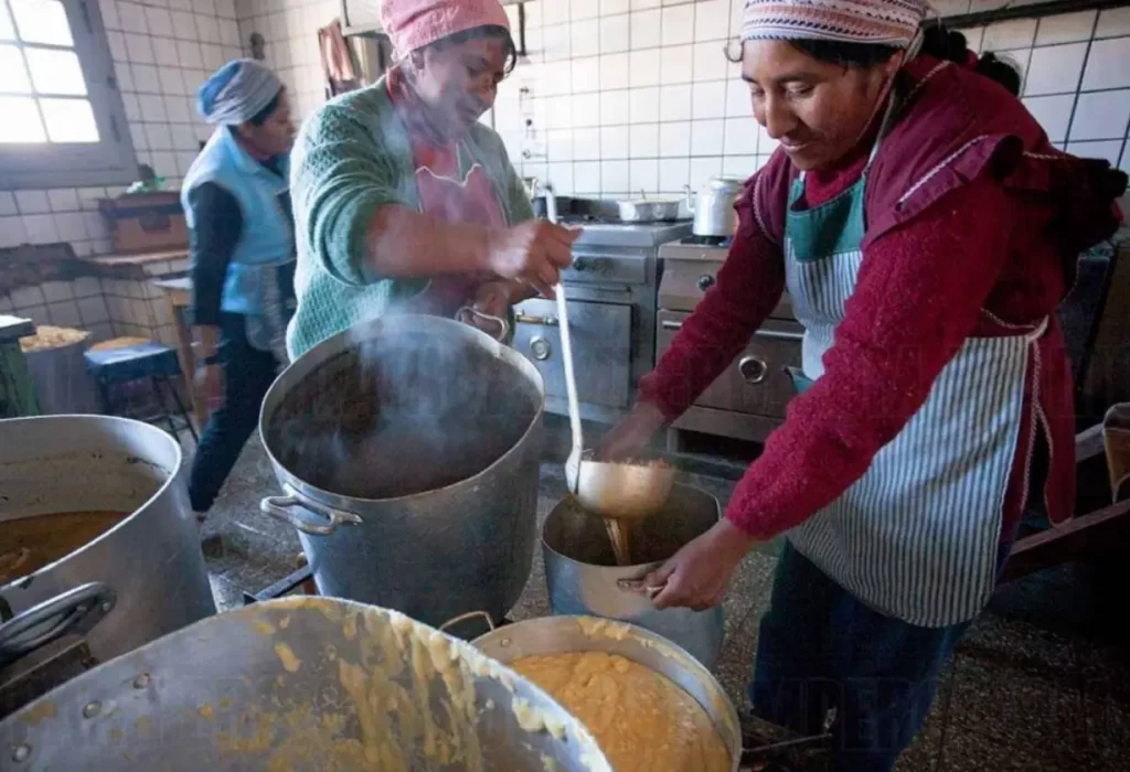 El Gobierno entrega alimentos el último día y por orden judicial