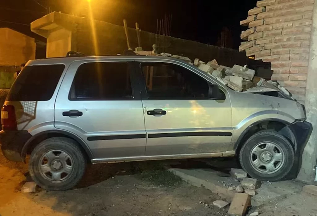 Desnudos y alcoholizados: una camioneta chocó contra una casa en Neuquén