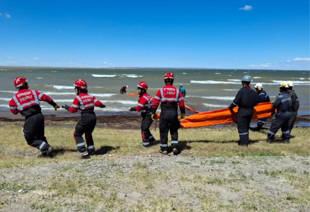 Simulacro de protección contra derrames en el Lago Casa de Piedra
