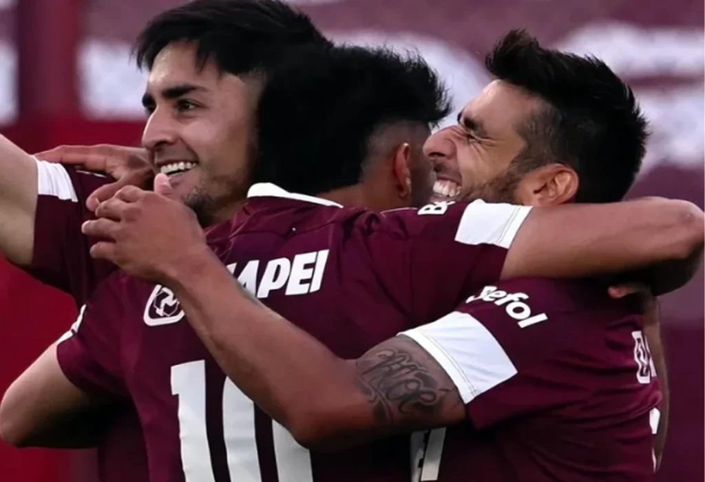 Lanús venció a Instituto y mantiene vivas sus esperanzas de Sudamericana