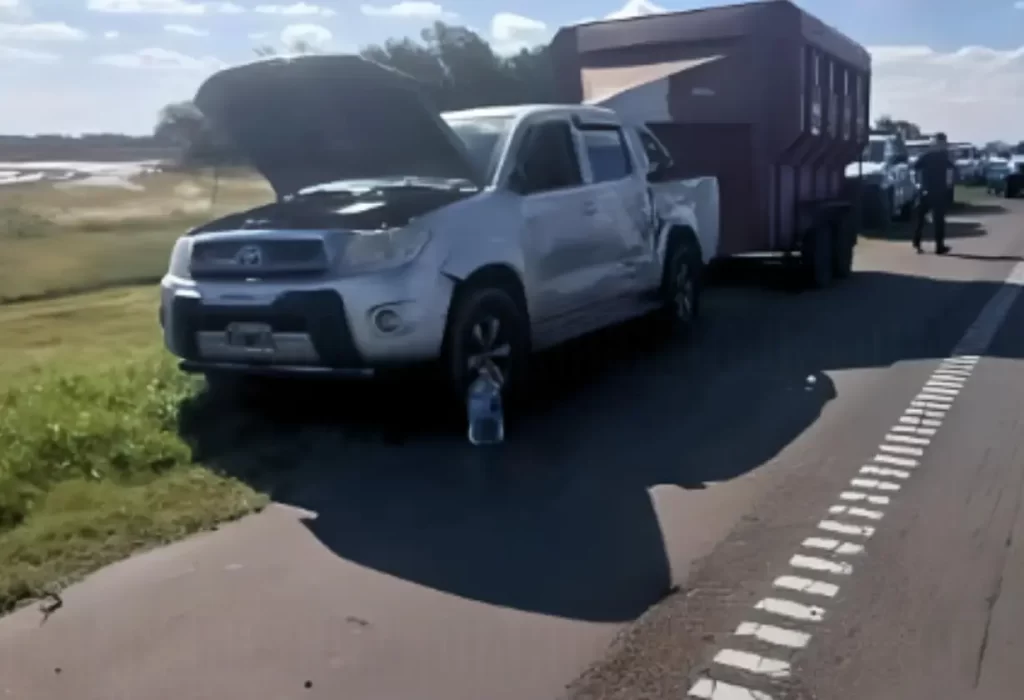 Accidente fatal en la ruta 9: colectivo embiste a tres personas en la banquina