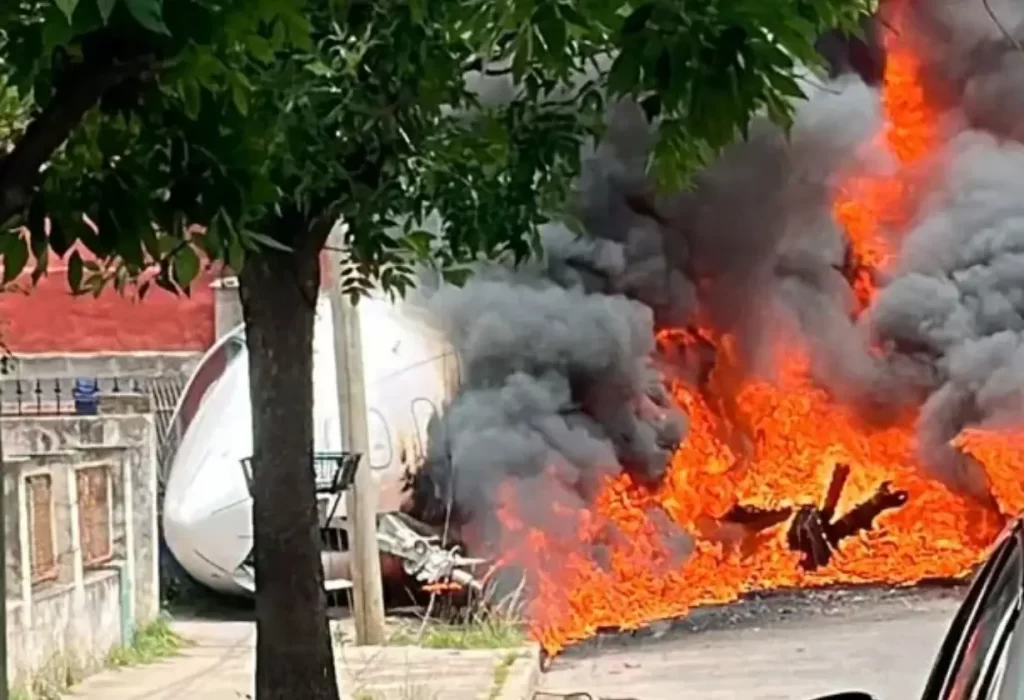 Tragedia aérea en San Fernando: un avión se estrelló contra un barrio