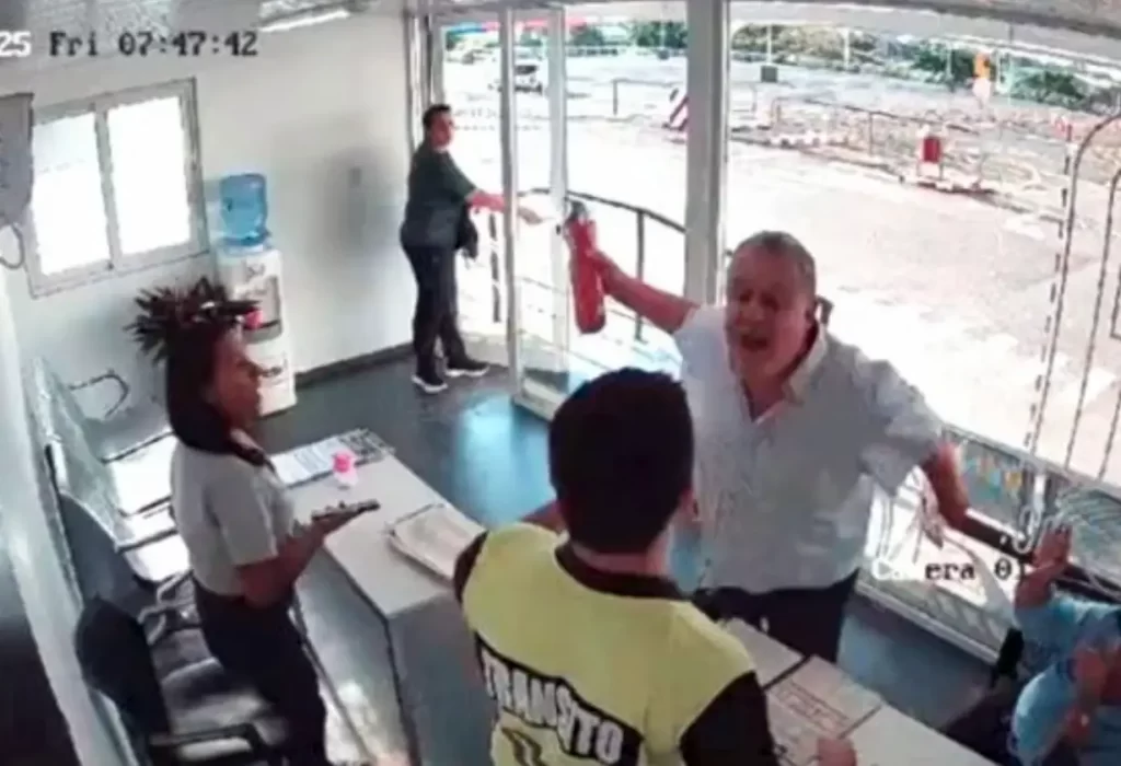 Un periodista detenido tras atacar con un matafuego a inspectores en Misiones