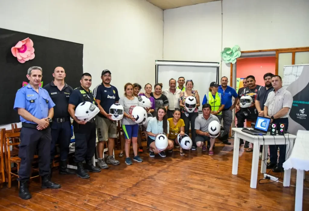 Motociclistas de Quetrequén refuerzan su seguridad con nuevos cascos