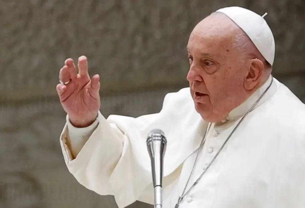 El papa Francisco sufre una caída leve, pero sigue con su agenda