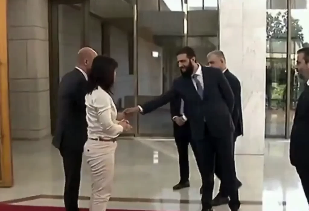 Un gesto misógino de Ahmed al Sharaa genera controversia internacional