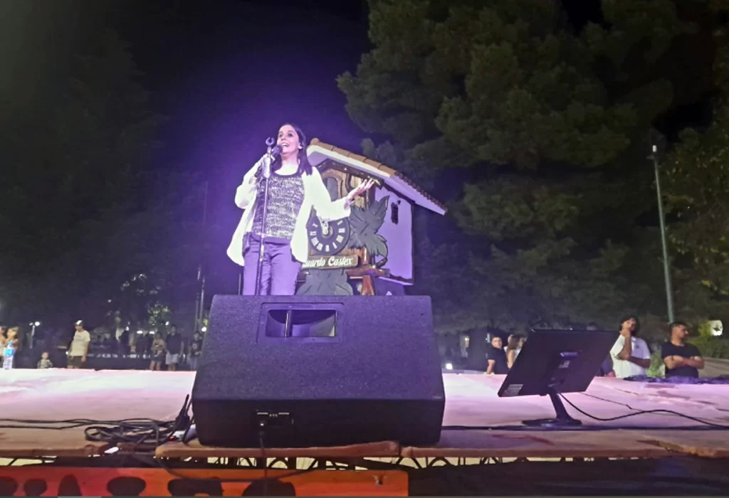 Festival con VOS ilumina la noche cultural en el emblemático Reloj Cucú