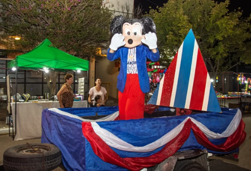 Estallido de color y música en la primera noche del Carnaval Tricolor