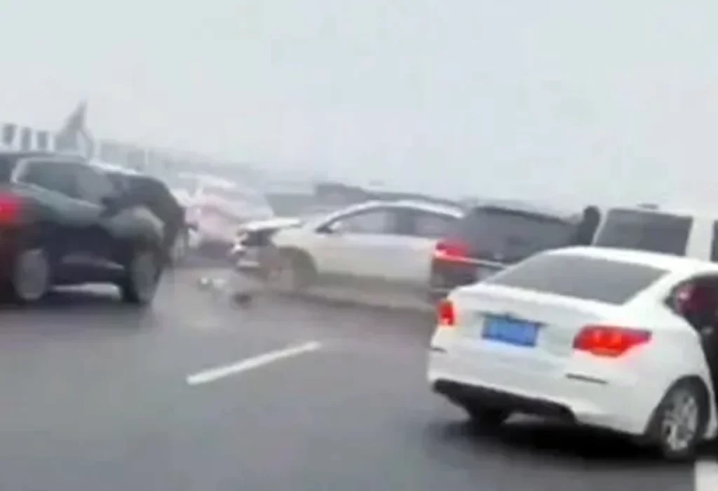 Impactante choque en China: más de 100 autos colisionaron en un puente