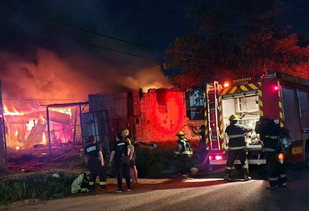 General Pico: un incendio destruye un galpón y obliga a evacuar vecinos
