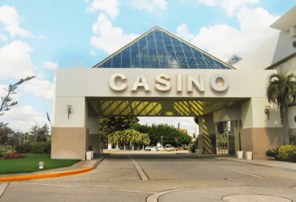 Detienen a hombre por robos en el estacionamiento del Casino Club de Santa Rosa