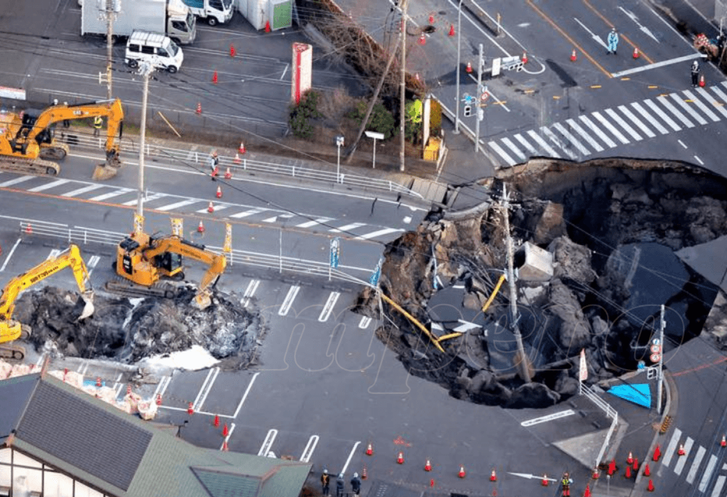 Camionero japonés de 74 años lleva una semana atrapado en un socavón en expansión