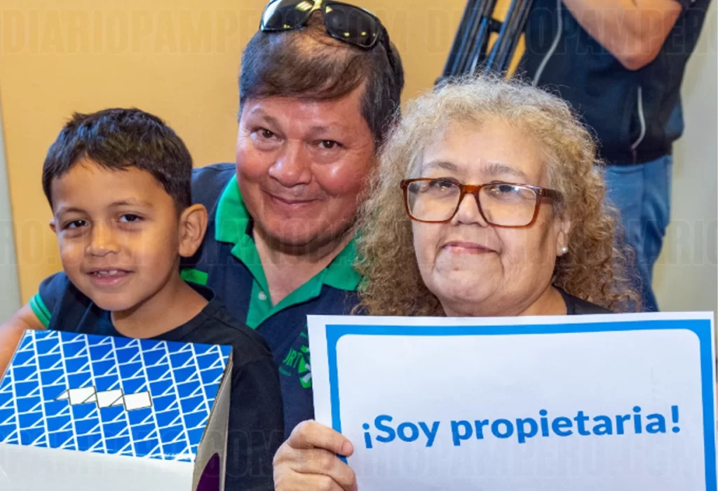 Familias pampeanas celebran la escrituración de sus viviendas