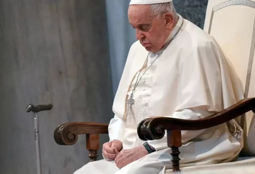 Internaron al papa Francisco en Roma por una persistente bronquitis
