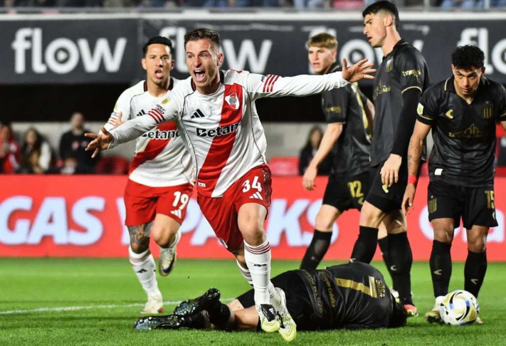 River, con un hombre menos, superó 2-1 a Estudiantes