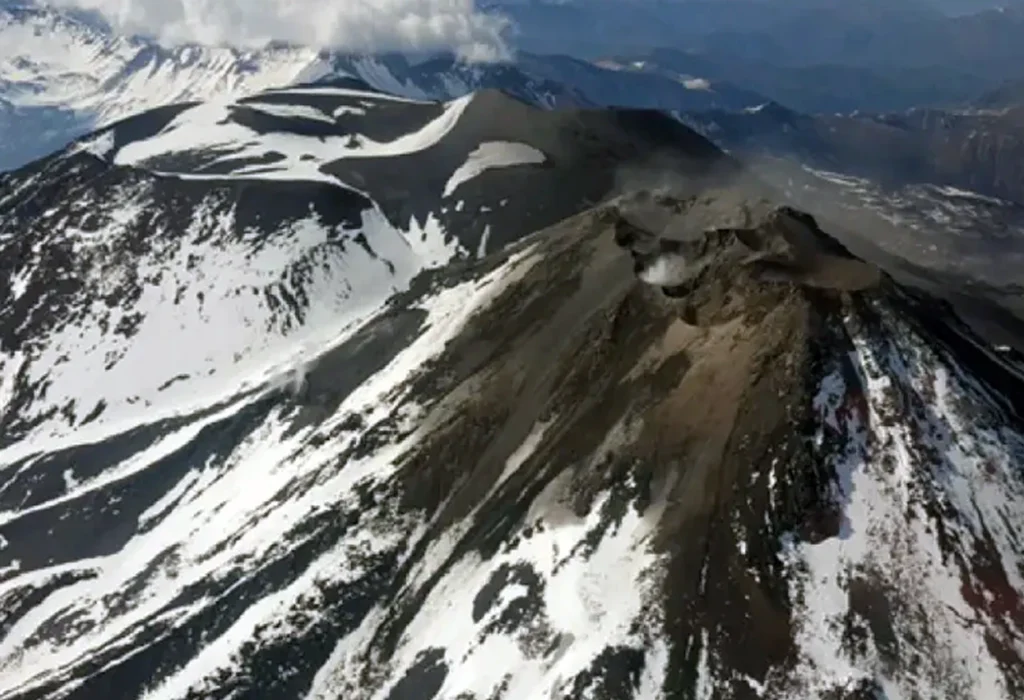 Chile declaro alerta amarilla en un volcán cercano al norte de Neuquén