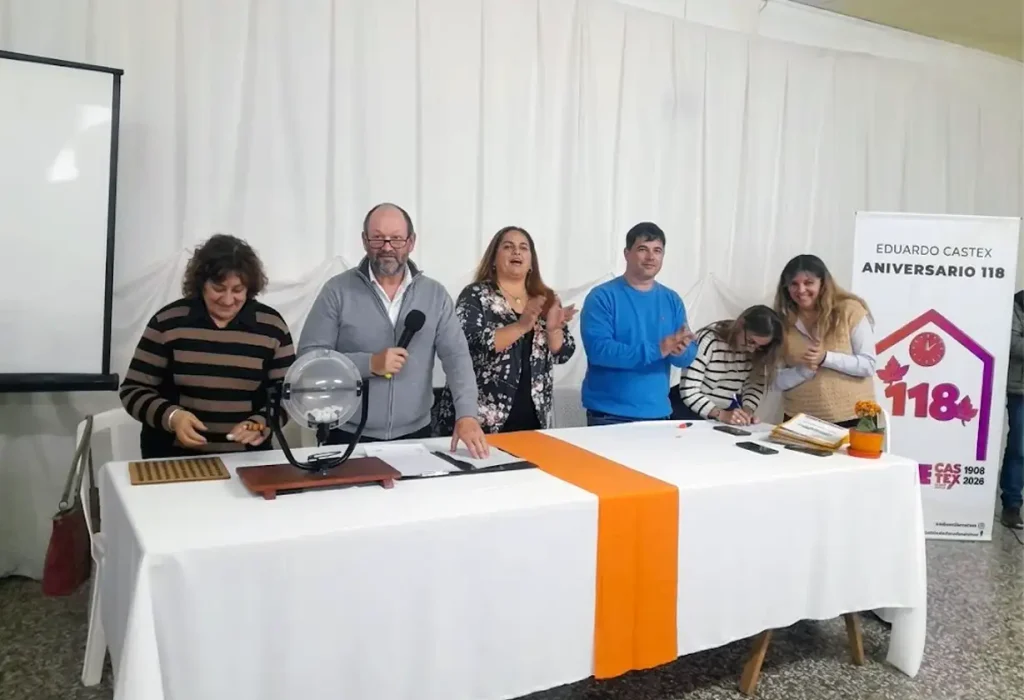 Eduardo Castex sorteó escrituras del Barrio Evita