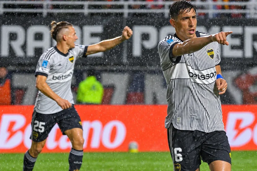 Boca venció 2-0 a San Lorenzo bajo la lluvia