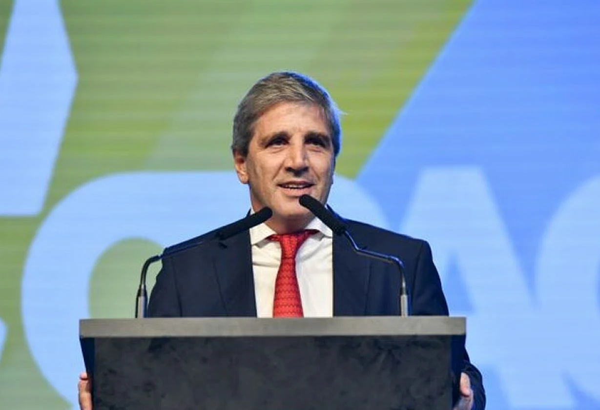 Caputo rechazó una devaluación y cuestionó a Kicillof