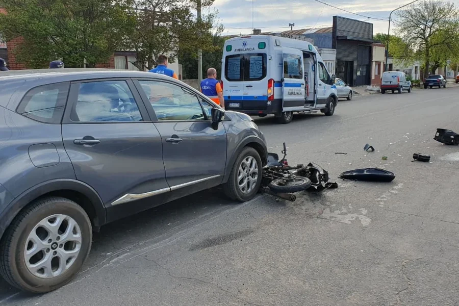 Choque en General Pico dejó a un motociclista hospitalizado