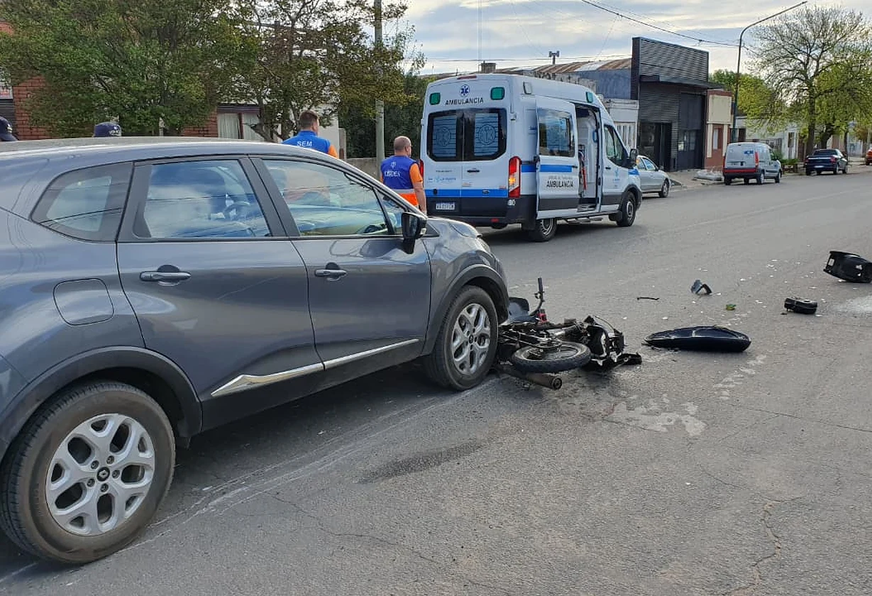 Choque en General Pico dejó a un motociclista hospitalizado