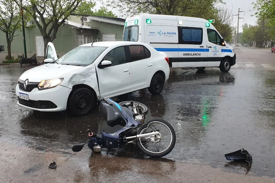 Choque en General Pico dejó dos motociclistas heridos
