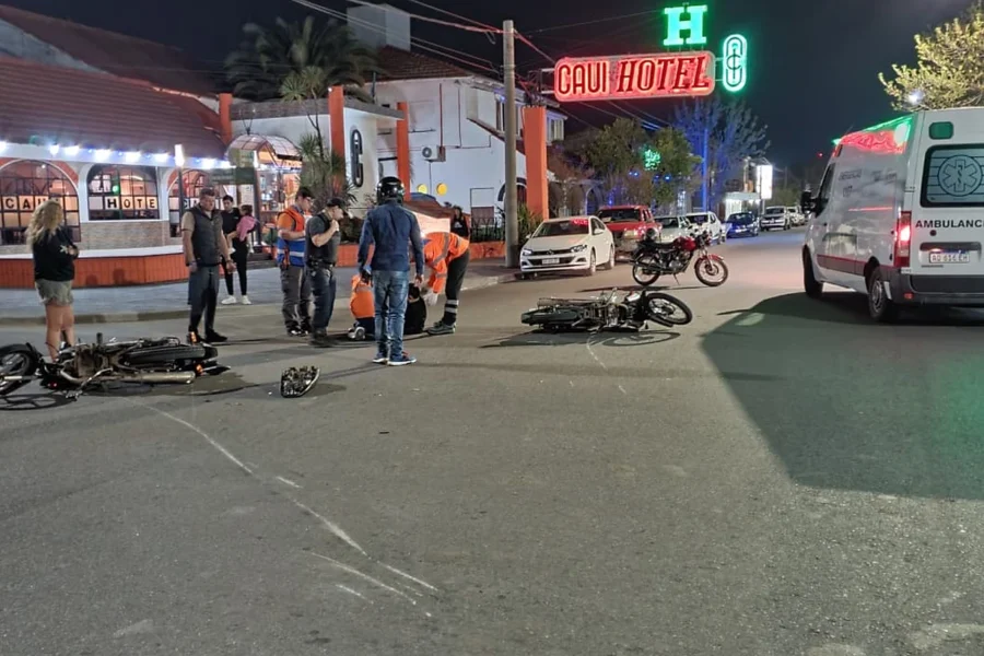 Choque entre dos motos dejó un joven hospitalizado
