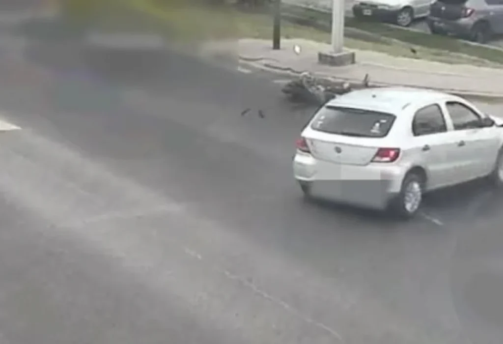 Choque entre un auto y una moto en la Ruta 197