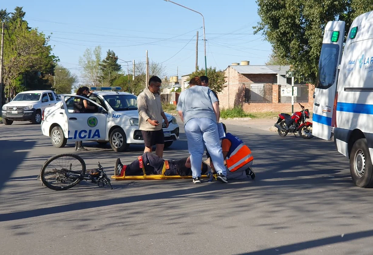 Ciclista hospitalizado tras chocar con una moto