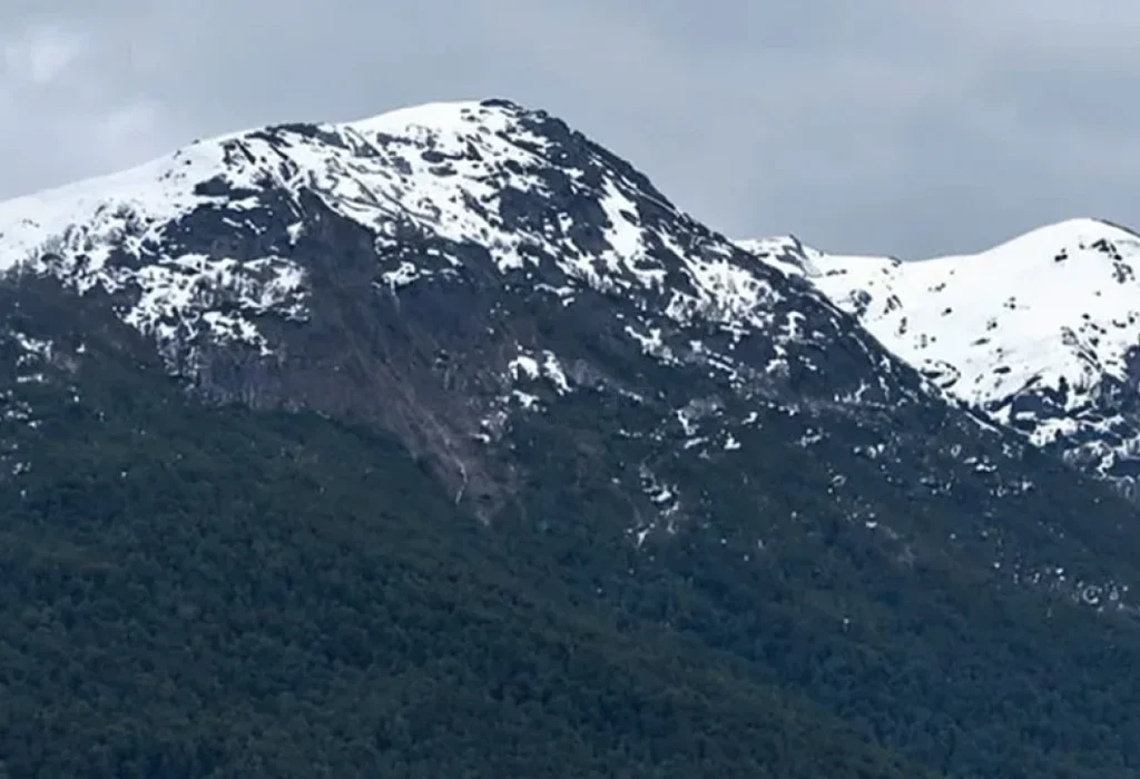 Derrumbe en el cerro Macal junto al lago Nahuel Huapi