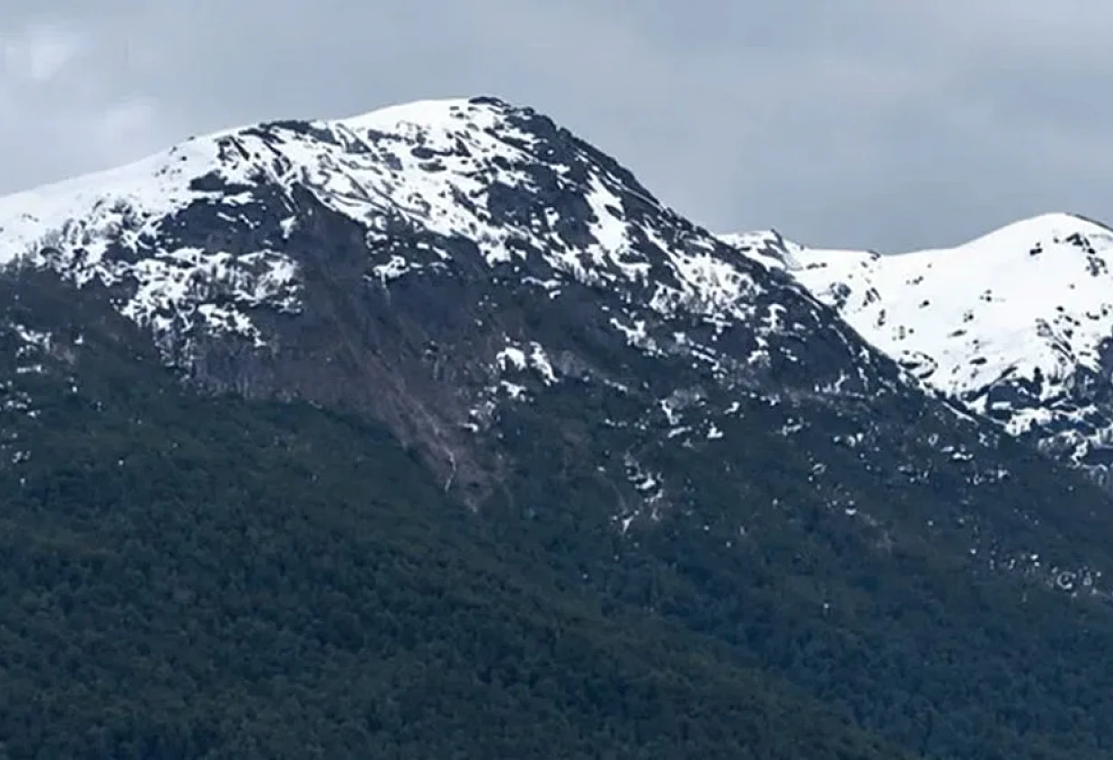 Derrumbe en el cerro Macal junto al lago Nahuel Huapi