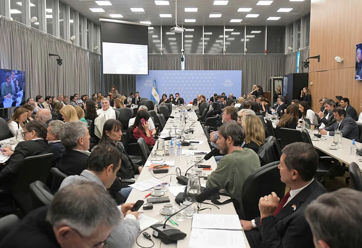 Diputados enfrentan proyectos por la deuda familiar