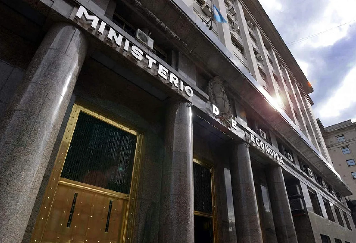 Economía canjeó el 75% de una deuda atada al dólar