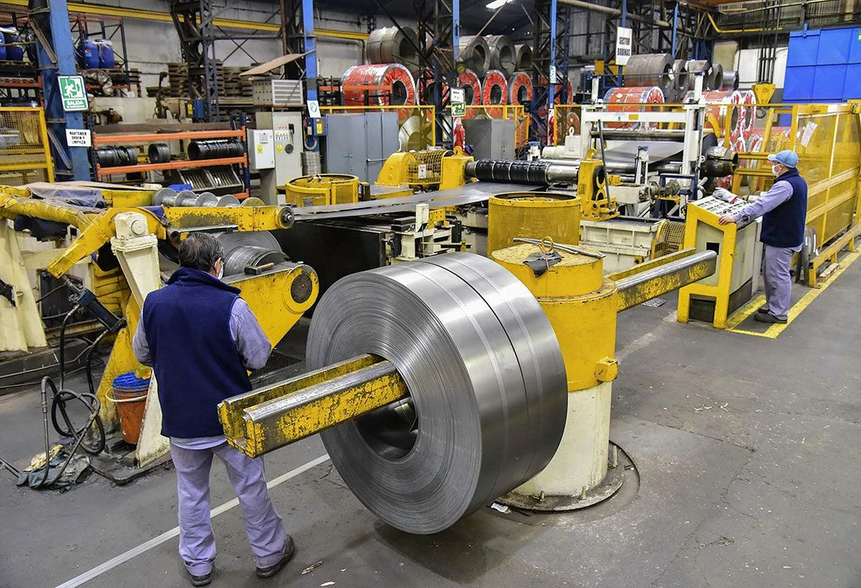 La industria cayó 5,7% en agosto, según la UIA