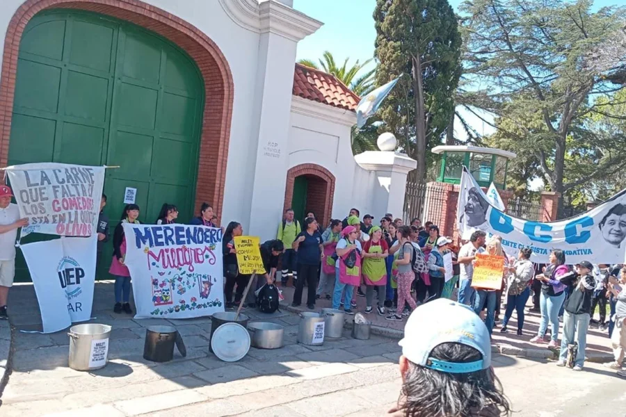Marcha en Olivos por alimentos y programas sociales